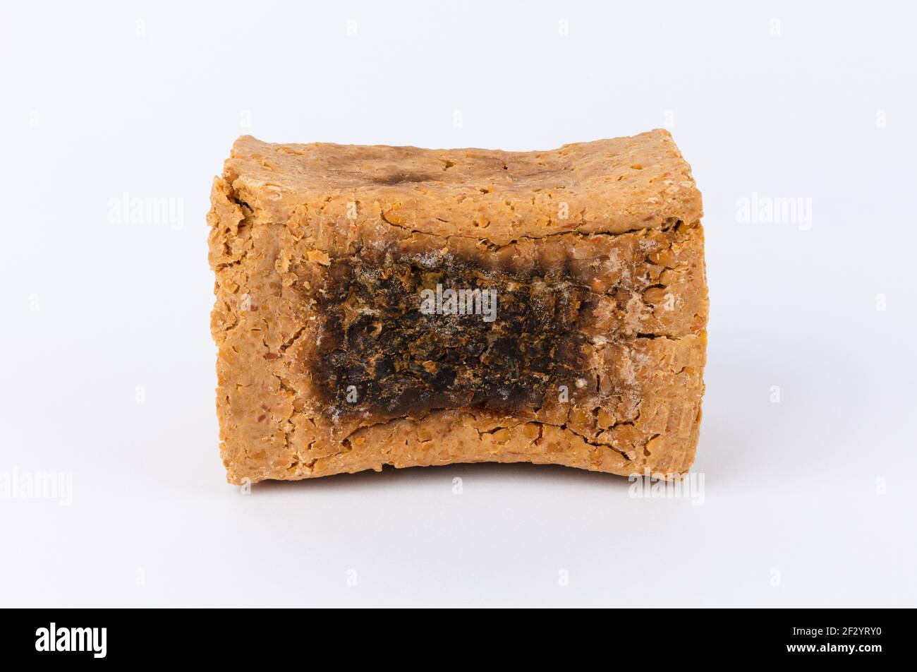 Meju gros plan sur fond blanc. Cuisine traditionnelle coréenne de soja fermenté. Banque D'Images