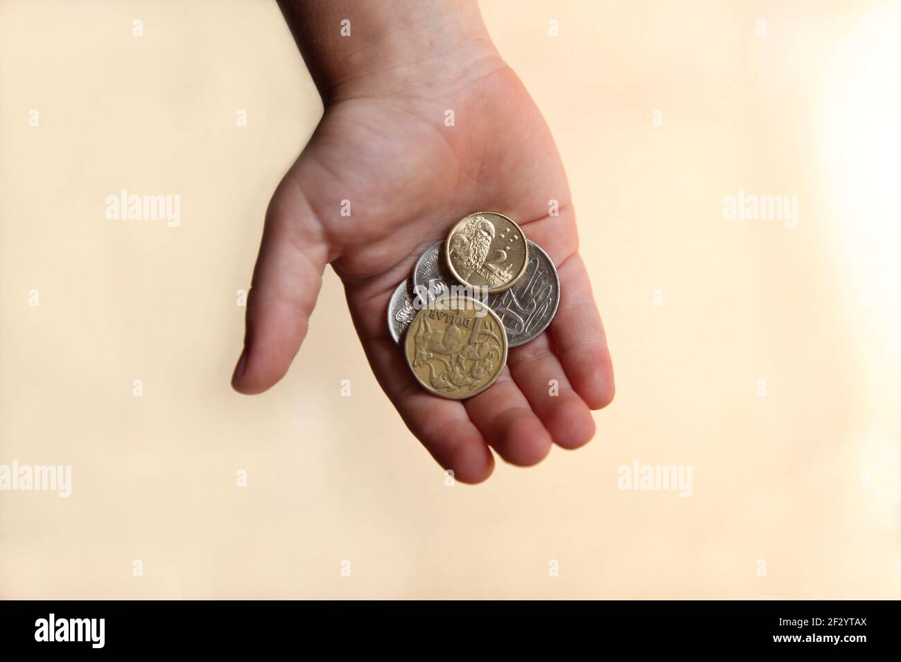 Main D'enfant Montrant Des Pièces De Monnaie D'argent, Enfant Tenant Des  Pièces De Monnaie Sur Son Isolat De Main Sur Le Backgrou Photo stock -  Image du investissement, coins: 141784954