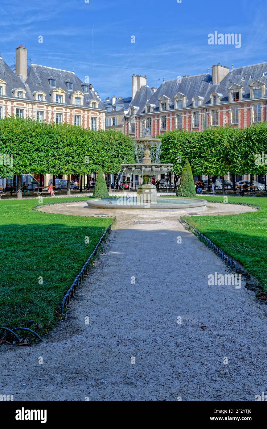 La place des Vosges à Paris Banque D'Images