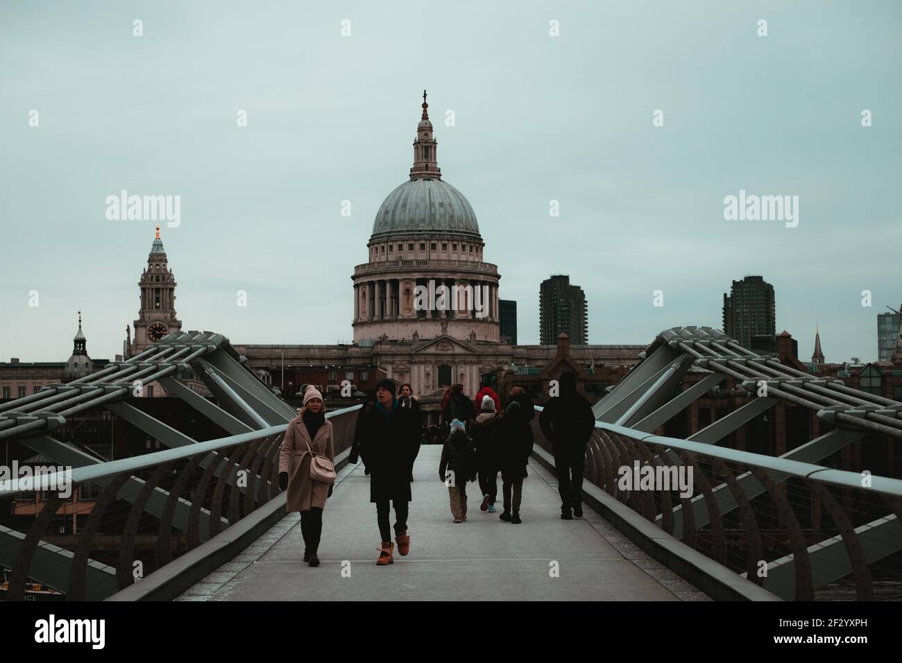 Londres UK février 2021 personnes traversant le pont du Millenium près de la cathédrale St Pauls , jogging, s'entraîner et aller pour une promenade pendant la co nationale de UKs Banque D'Images