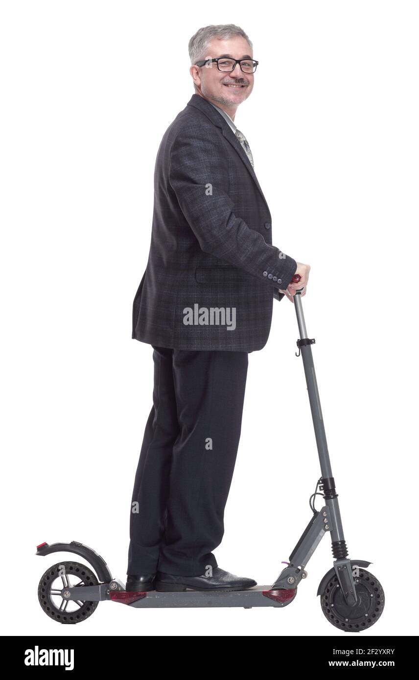 homme avec un scooter électrique pointant vers un écran blanc Banque D'Images