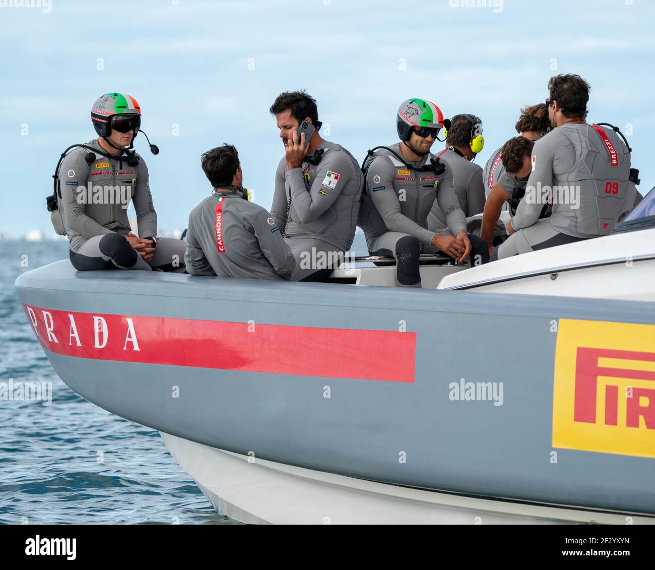 Auckland, Nouvelle-Zélande, 14 mars 2021 - en raison de vents légers, le jour 4 de la 36e course de la coupe de l'Amérique a été reporté. Luna Rossa Prada Pirelli co-helmsman Jimmy Spithill (à gauche) attend sur le cours sur la proue de Luna Rossa avec des coéquipiers espérant un vent qui n'est jamais arrivé. Crédit : Rob Taggart/Alay Live News Banque D'Images