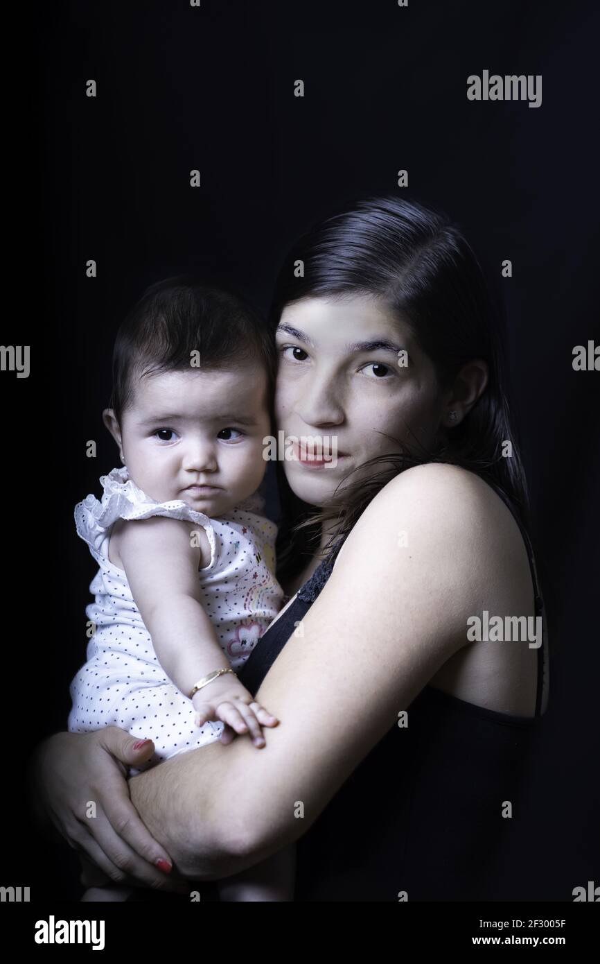 Une Photo Verticale D Une Mere Espagnole Avec Son Bebe Sur Fond Noir Photo Stock Alamy