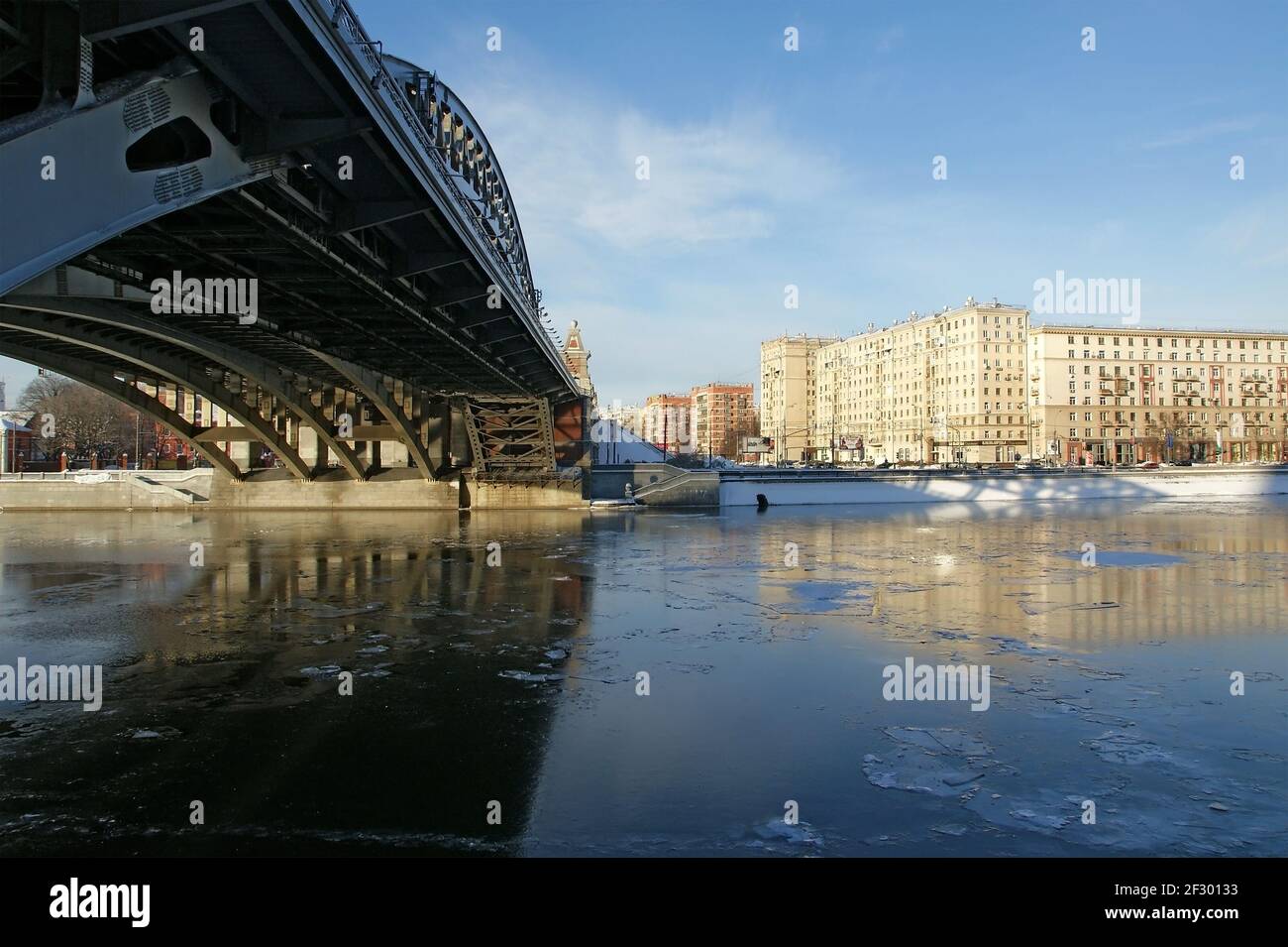 La rivière de Moscou, le pont Andreyevsky et la promenade le long d'une journée d'hiver claire. Moscou, Russie Banque D'Images