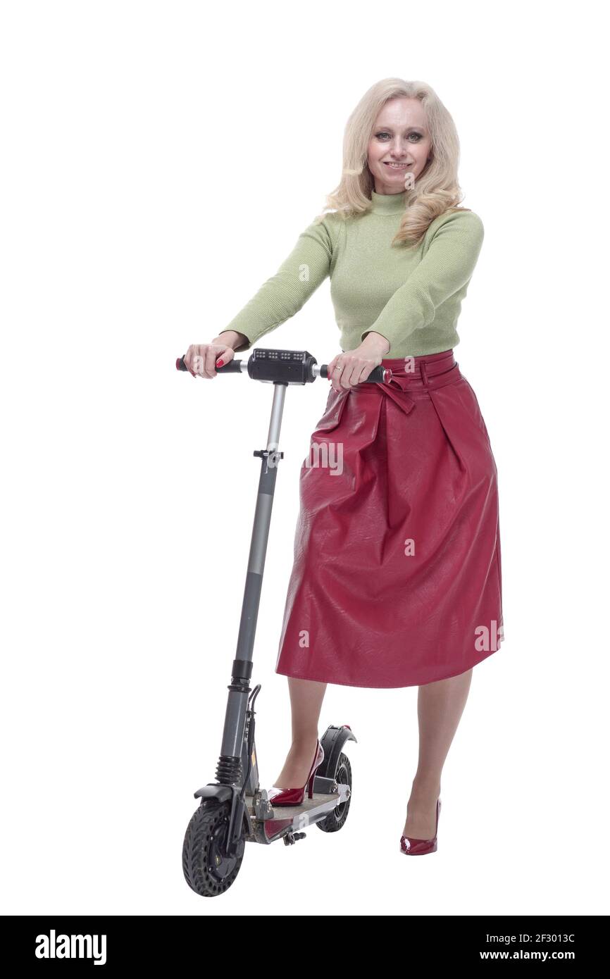 belle jeune femme avec un scooter électrique. isolé sur un blanc Banque D'Images