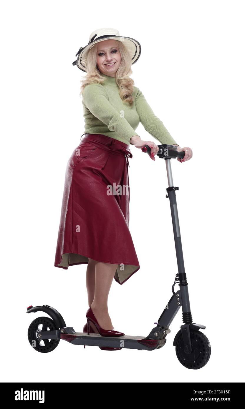 femme à la mode dans un chapeau d'été utilisant un scooter électrique Banque D'Images