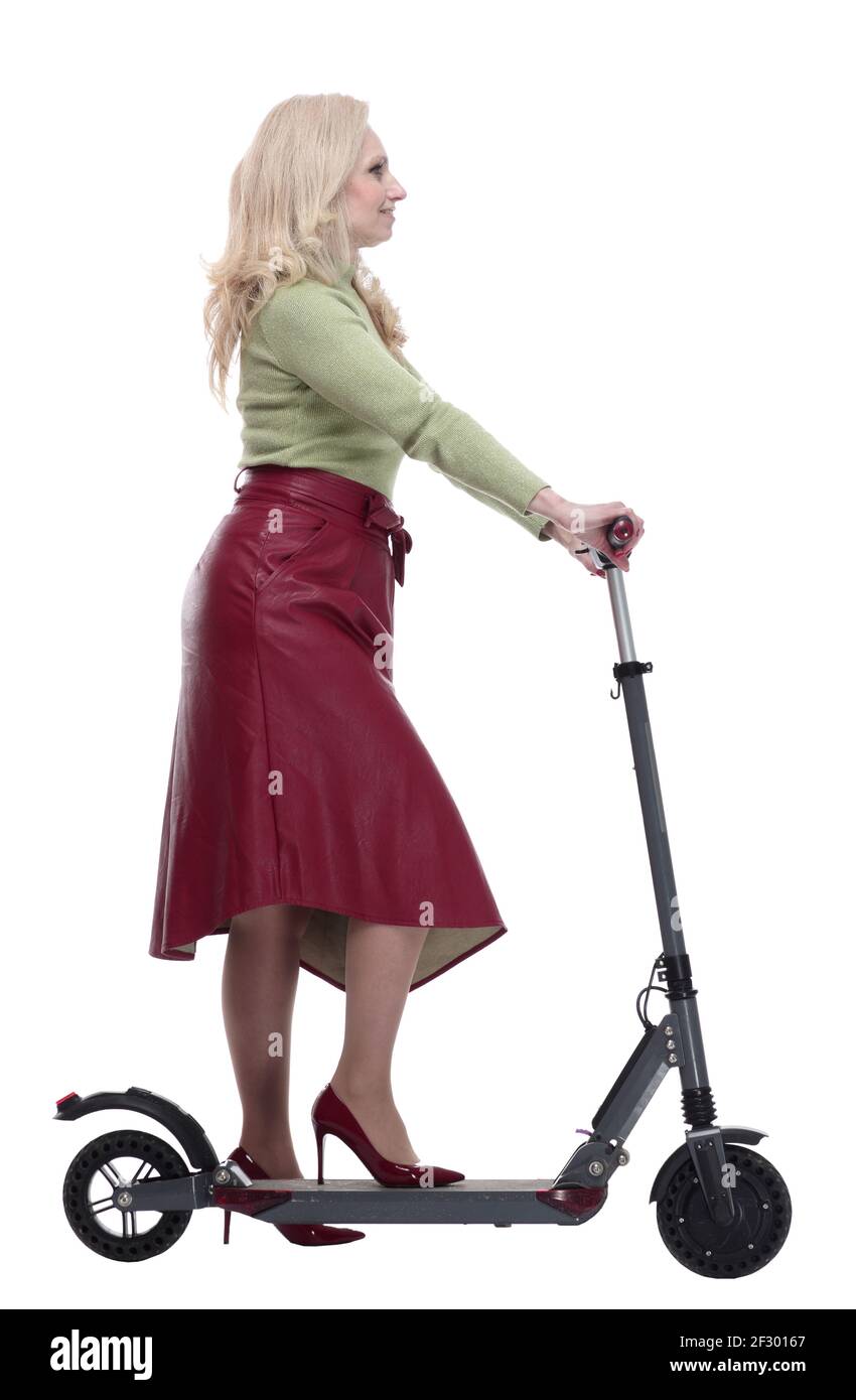 femme souriante se déplaçant sur un scooter électrique. isolée sur un blanc Banque D'Images