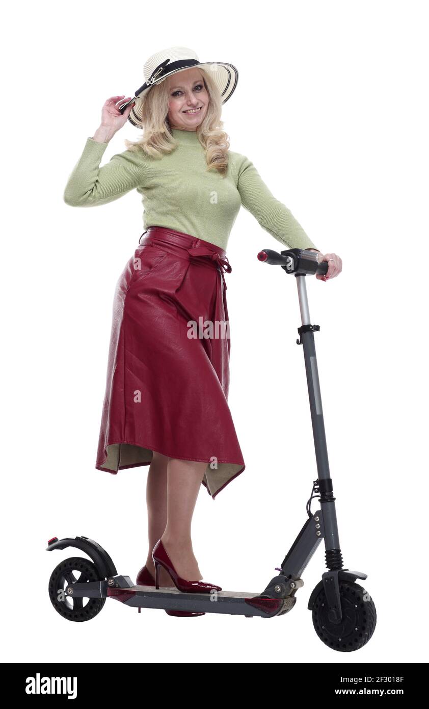 femme à la mode dans un chapeau d'été utilisant un scooter électrique Banque D'Images