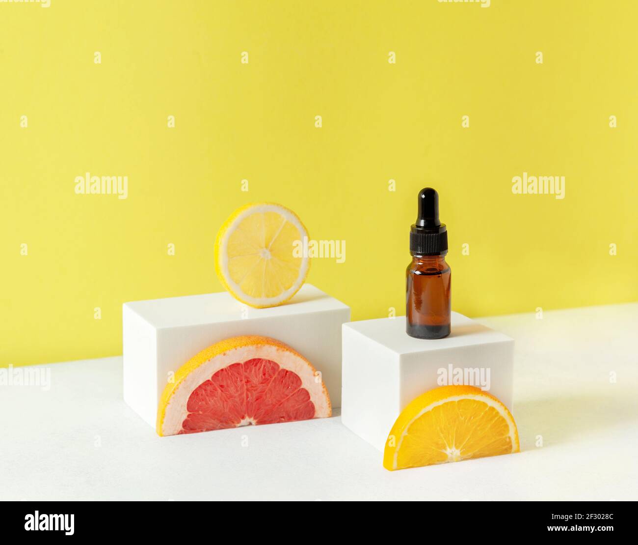 cosmétiques de soin avec vitamine c. bouteille de verre avec un produit cosmétique (sérum, huile essentielle, acide hyaluronique). tendance minimalisme Banque D'Images