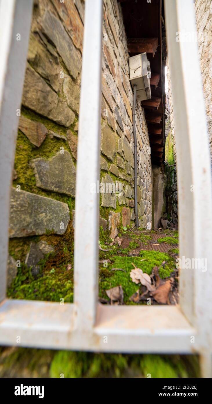 Géométrie minimaliste au contraste du fer blanc torsadé, détails du paysage urbain qui nous entoure anonymement. Banque D'Images