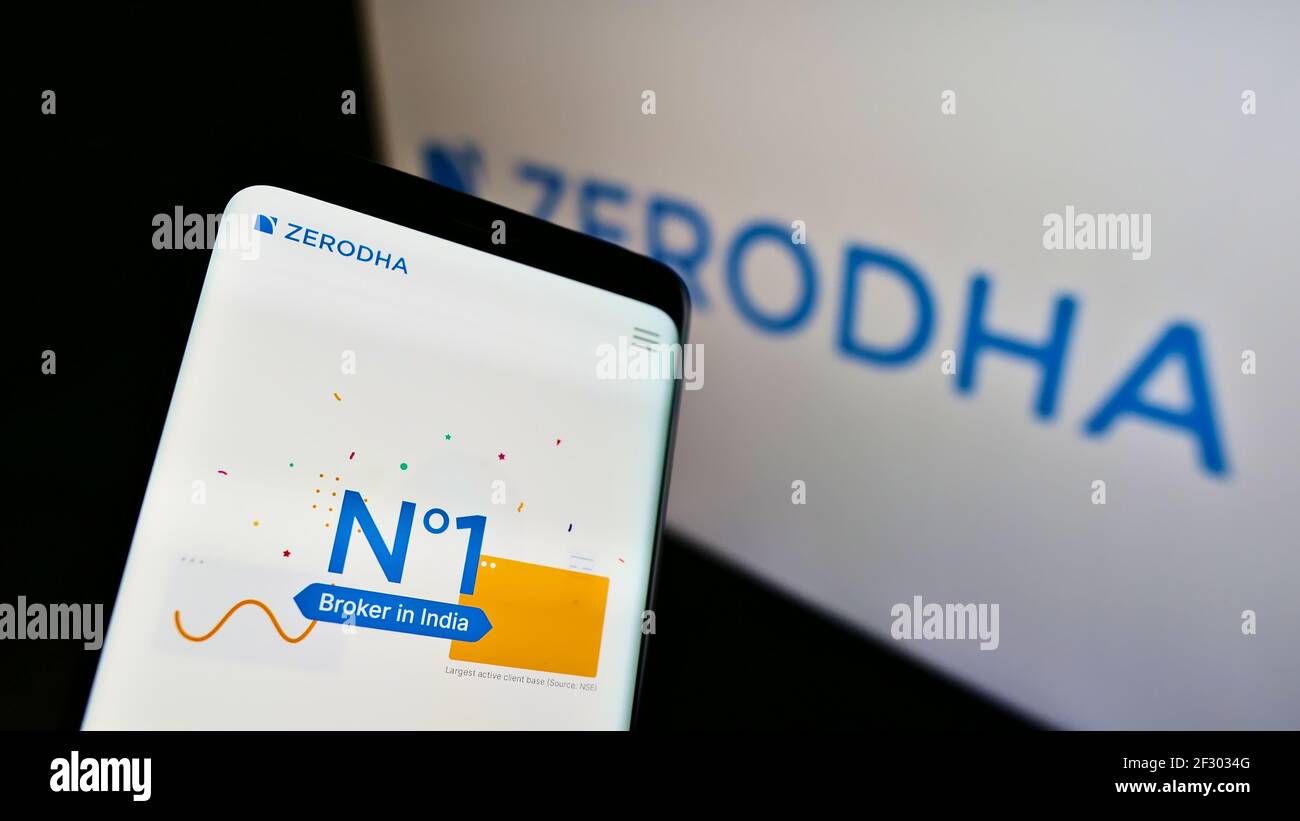 Smartphone avec le site Web de la société indienne de services financiers Zerodha Broking Ltd. À l'écran devant le logo. Faites la mise au point dans le coin supérieur gauche de l'écran du téléphone. Banque D'Images