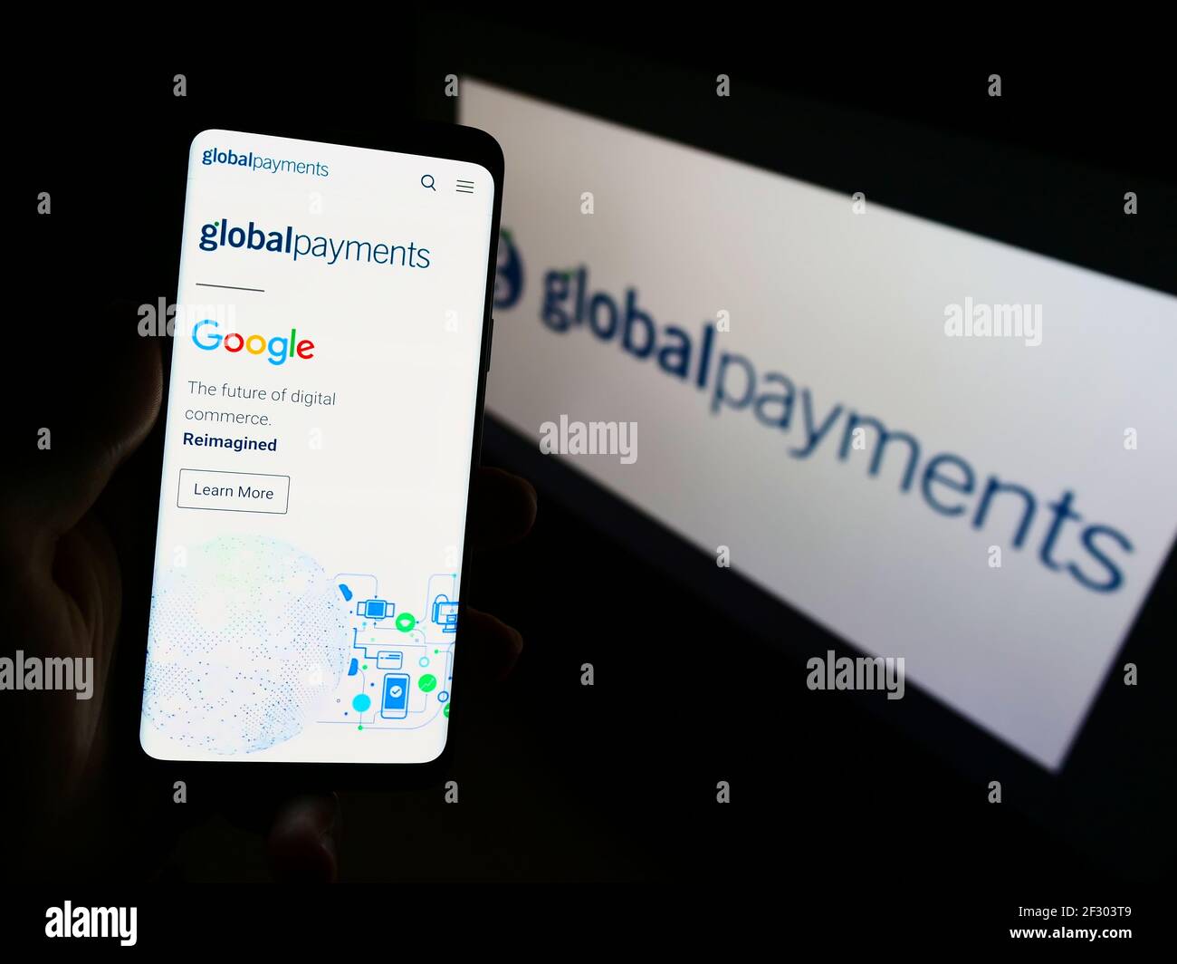 Personne tenant un téléphone mobile avec la page Web du fournisseur de paiement américain Global Payments Inc. À l'écran devant le logo. Concentrez-vous sur le centre de l'écran du téléphone. Banque D'Images