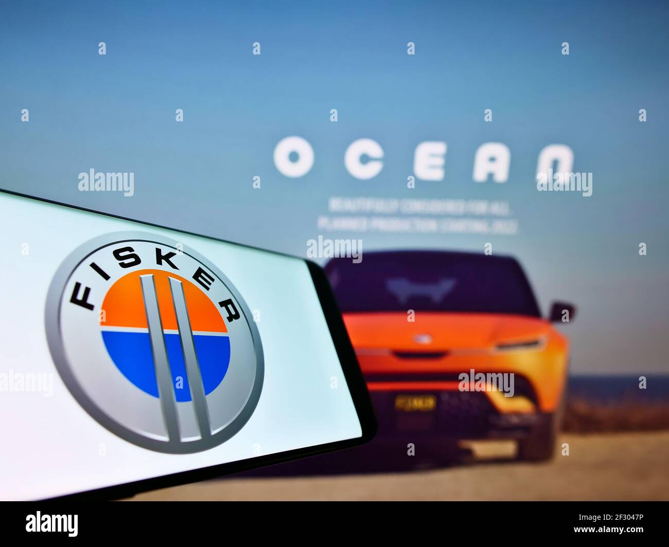 Téléphone mobile avec logo de la société du fabricant américain de véhicules électriques Fisker Inc. Sur écran en face de la page Web. Concentrez-vous sur la partie supérieure centrale de l'écran du téléphone. Banque D'Images