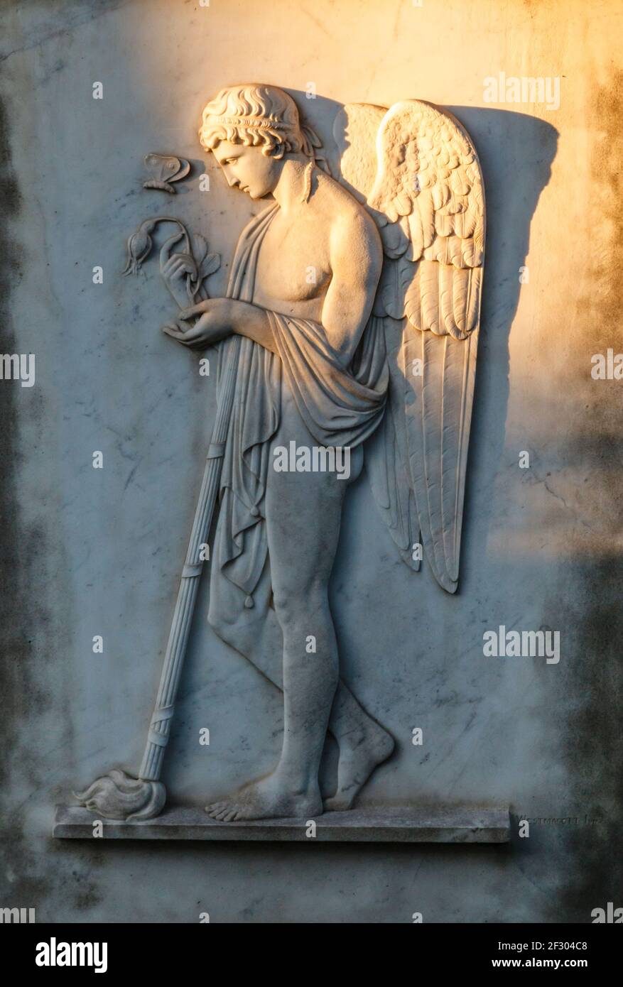 Un angle ailé sur le côté d'une tombe dans le cimetière protestant de Rome Banque D'Images