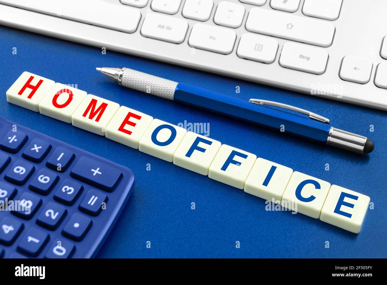 Bureau résidentiel professionnel et clavier de PC en gros plan Banque D'Images