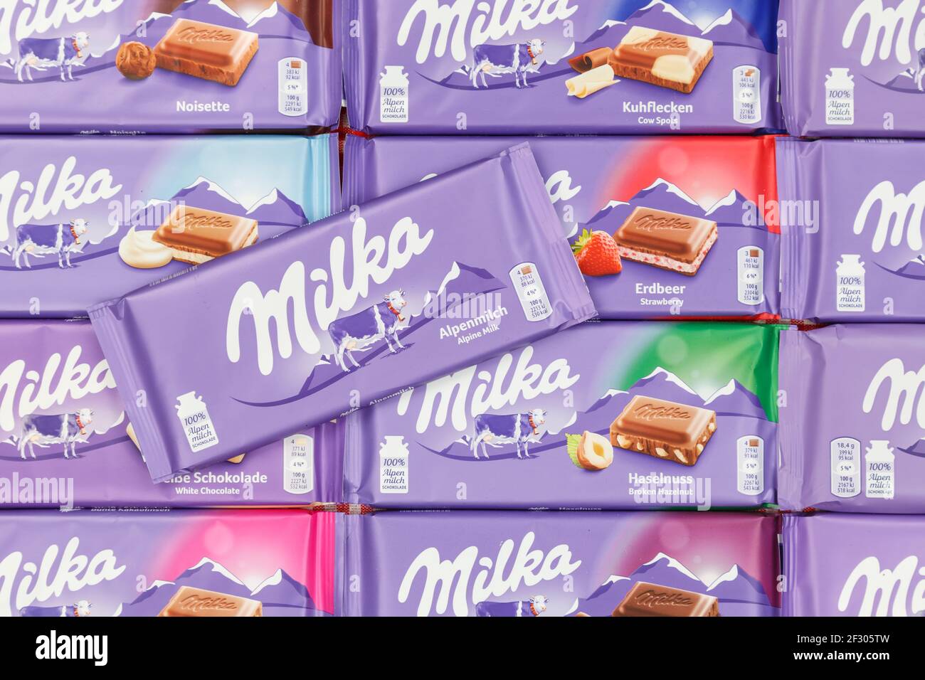 Stuttgart, Allemagne - 3 mars 2021: Chocolats Milka chocolat différents types variété de fond en Allemagne. Banque D'Images