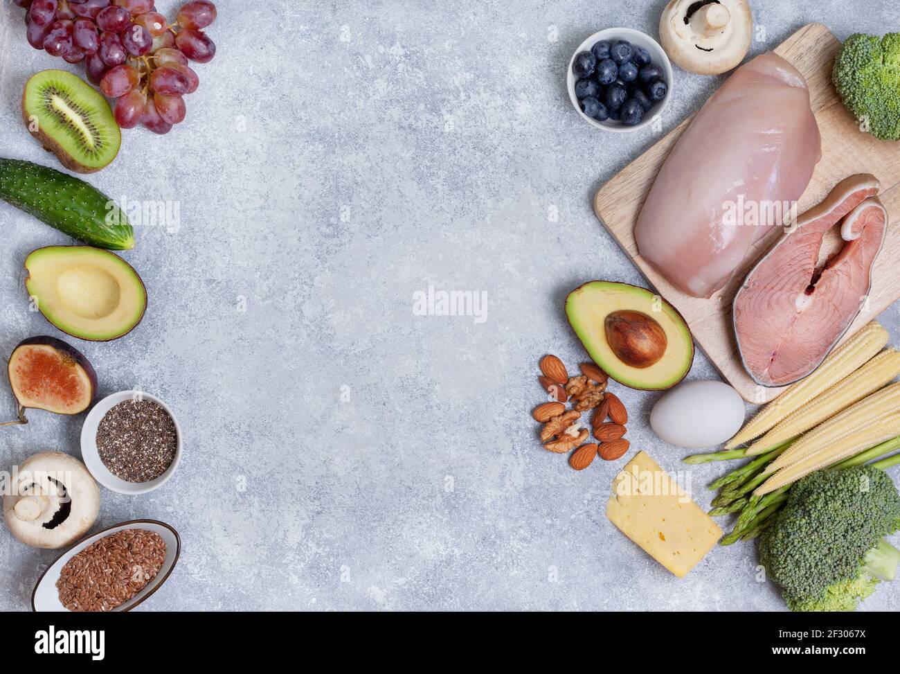 ingrédients pour un régime cétogène sur fond gris : poulet, poisson, légumes. vue d'en haut. espace de copie Banque D'Images