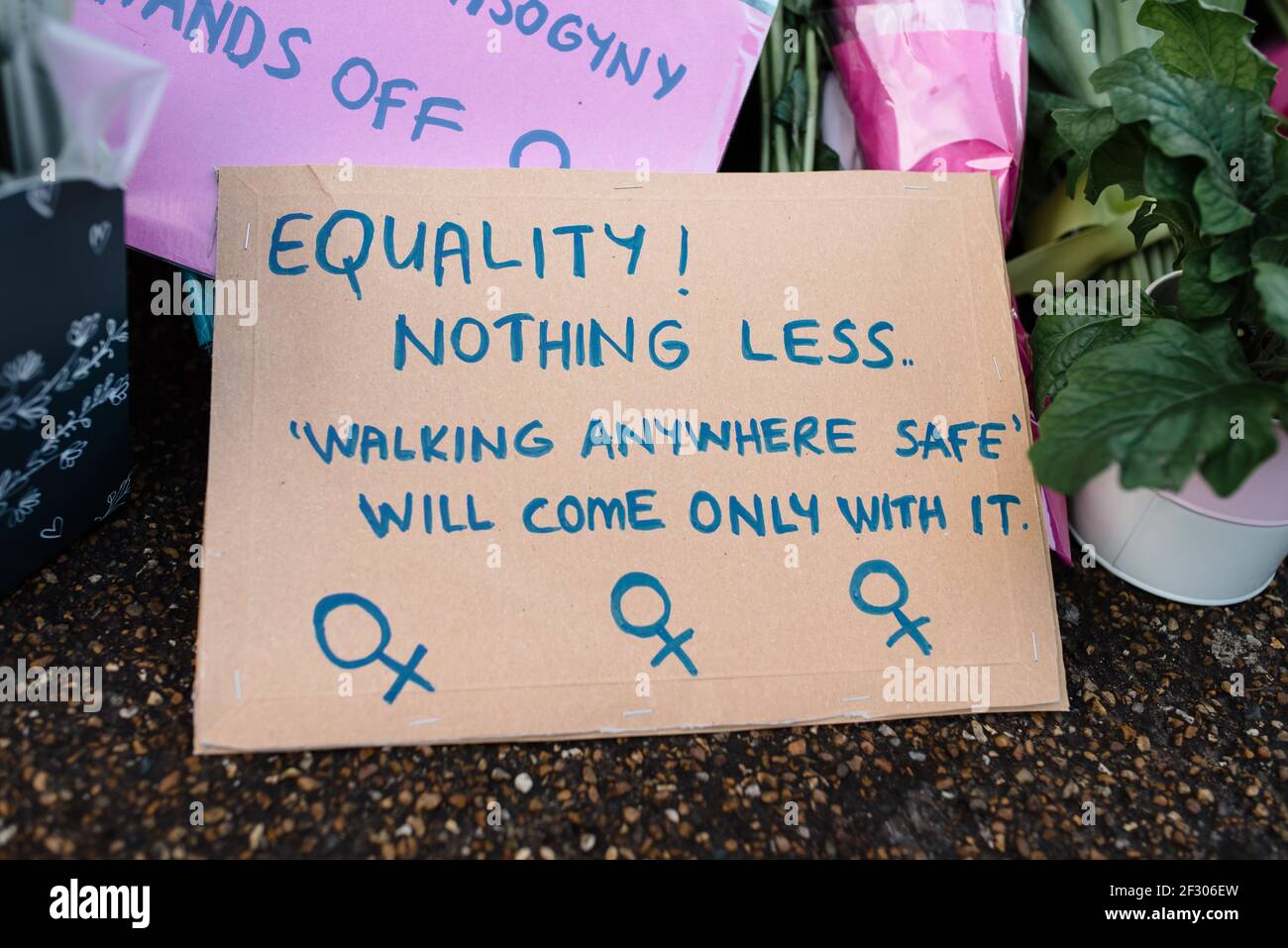 Londres, Royaume-Uni - 13 mars 2021 : veillée pour pleurer Sarah Everard tuant et protestant contre la violence sexuelle. L'égalité rien de moins. Banque D'Images