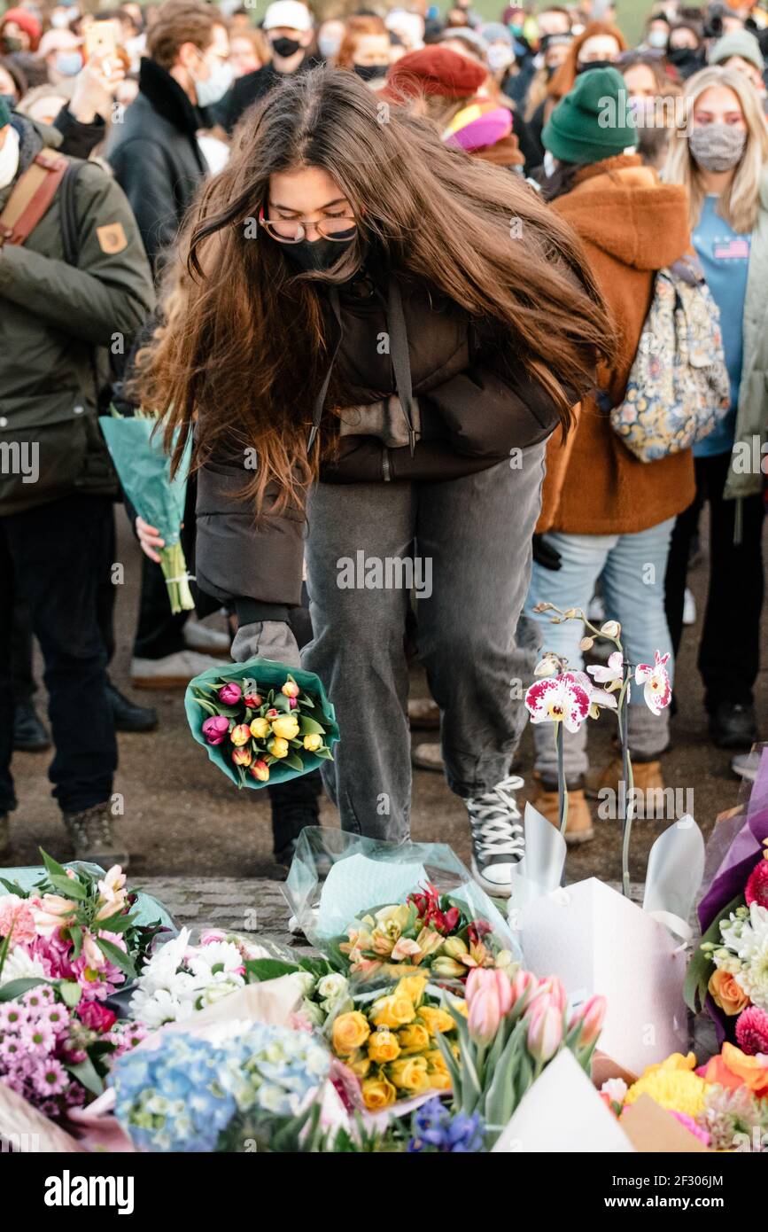 Londres, Royaume-Uni - 13 mars 2021 : veillée pour pleurer Sarah Everard tuant et protestant contre la violence sexuelle. Banque D'Images