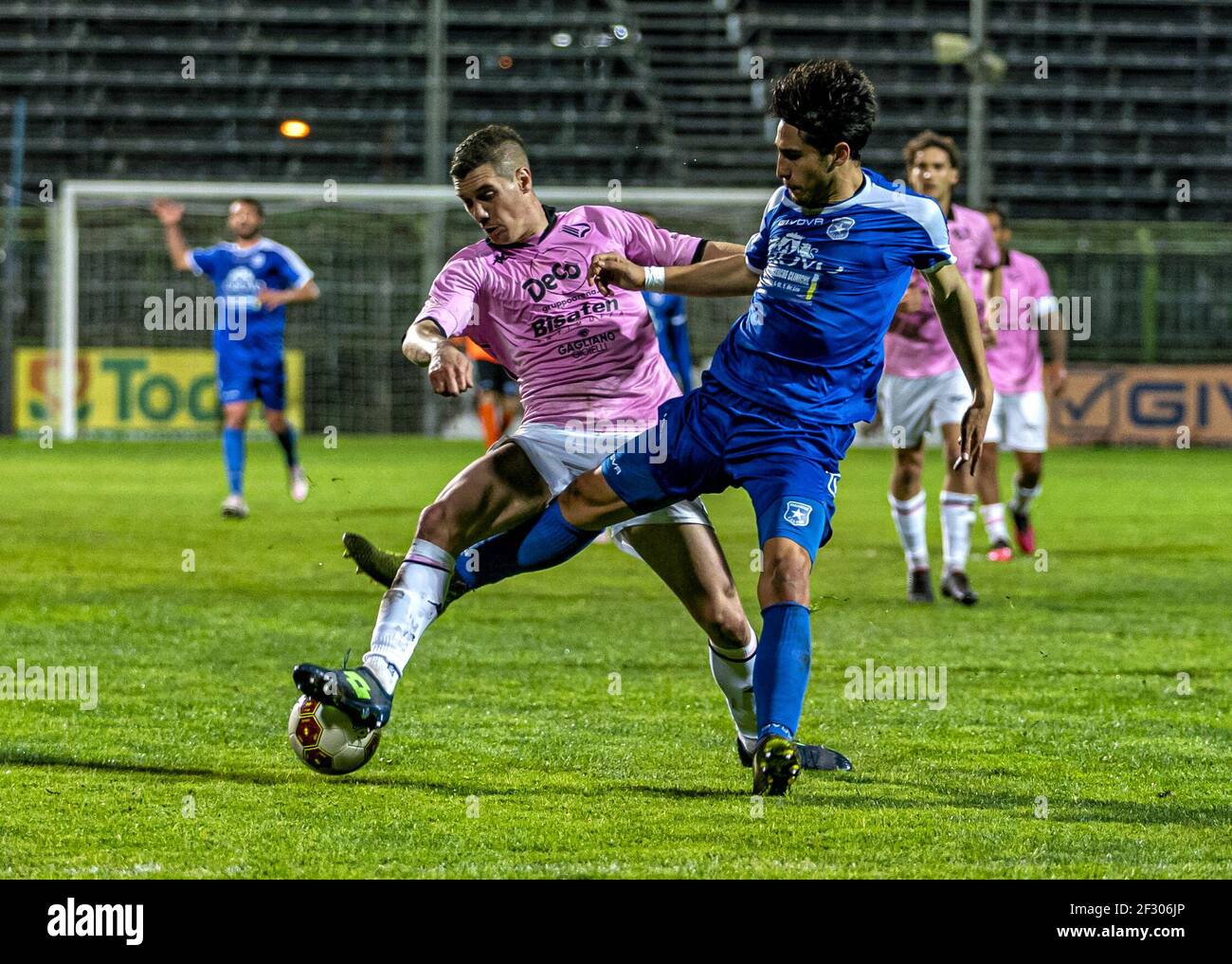 Pagani, Italie. 13 mars 2021. Un contraste entre Simone Ruffini (32) Paganese Calcio 1926 et Ivan Marconi (15) Palermo football Club.Serie C Championship - Marcello Torre Stadium, 30ème jour Groupe C. le match entre Paganese et Palerme se termine avec le résultat final de 0-1. (Photo par Alessandro Barone/Pacific Press) crédit: Pacific Press Media production Corp./Alay Live News Banque D'Images