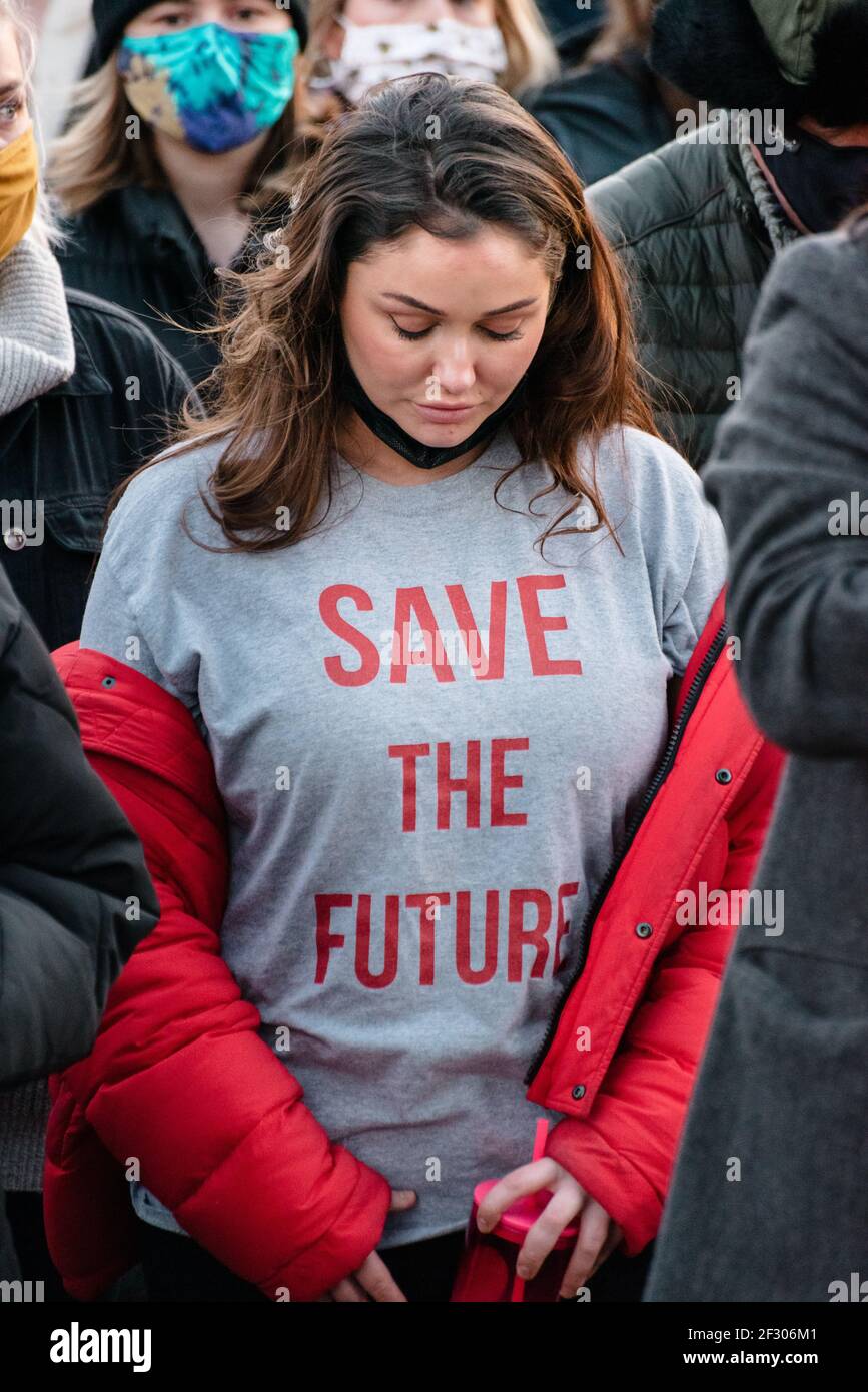 Londres, Royaume-Uni - 13 mars 2021 : veillée pour pleurer Sarah Everard tuant et protestant contre la violence sexuelle. Sauvegardez l'avenir. Banque D'Images