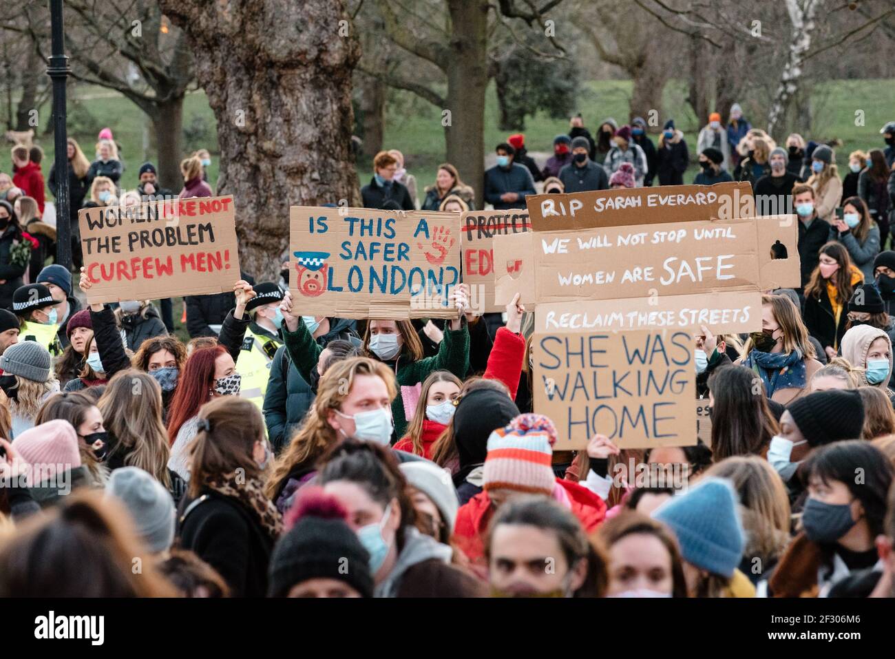 Londres, Royaume-Uni - 13 mars 2021 : veillée pour pleurer Sarah Everard tuant et protestant contre la violence sexuelle. Les femmes ne sont pas le problème, couvre-feu M. Banque D'Images