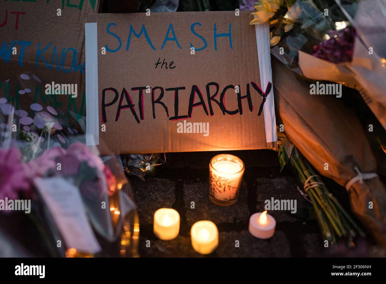 Londres, Royaume-Uni - 13 mars 2021 : veillée pour pleurer Sarah Everard tuant et protestant contre la violence sexuelle. Écraser le Patriarcat. Banque D'Images