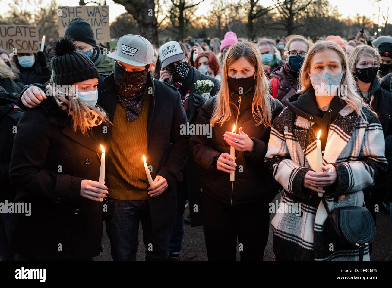 Londres, Royaume-Uni - 13 mars 2021 : veillée pour pleurer Sarah Everard tuant et protestant contre la violence sexuelle. Banque D'Images