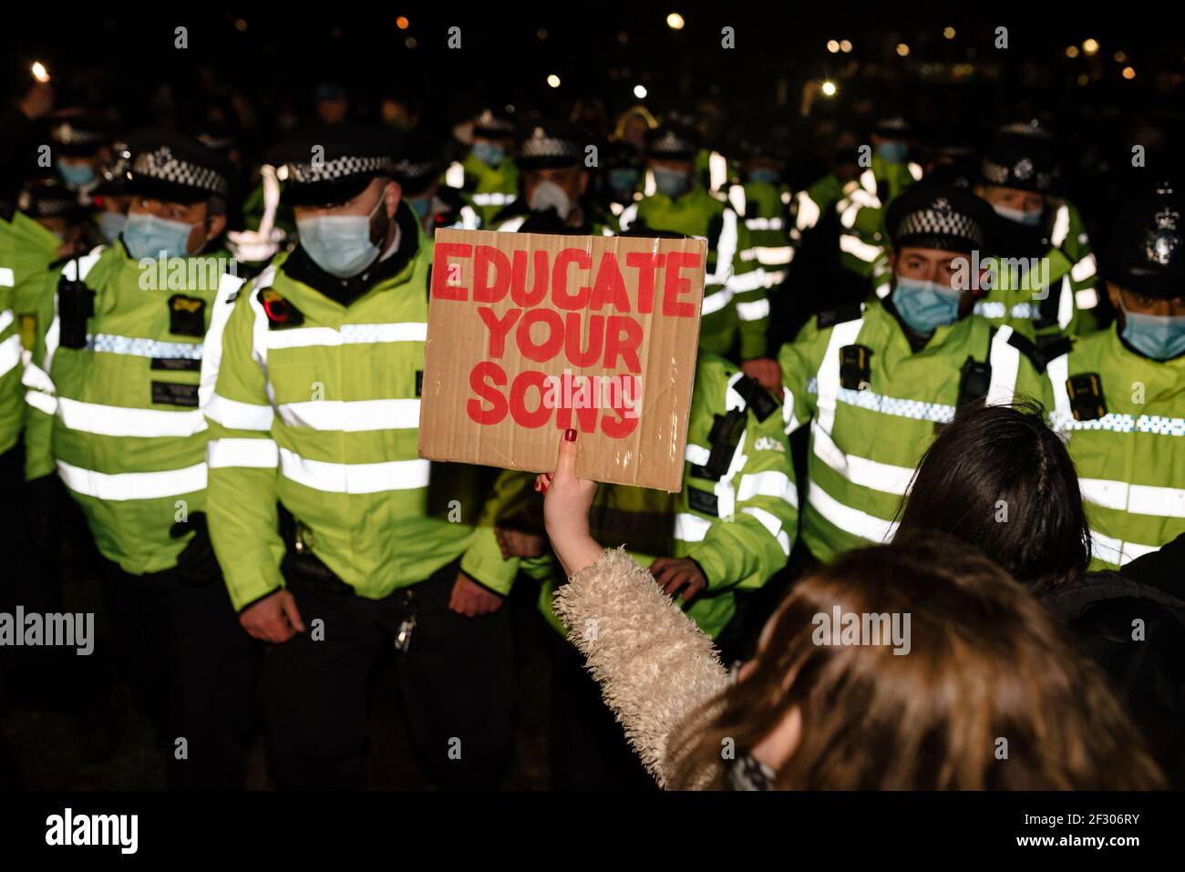 Londres, Royaume-Uni - 13 mars 2021 : veillée pour pleurer Sarah Everard tuant et protestant contre la violence sexuelle. Éduquez vos fils. Banque D'Images