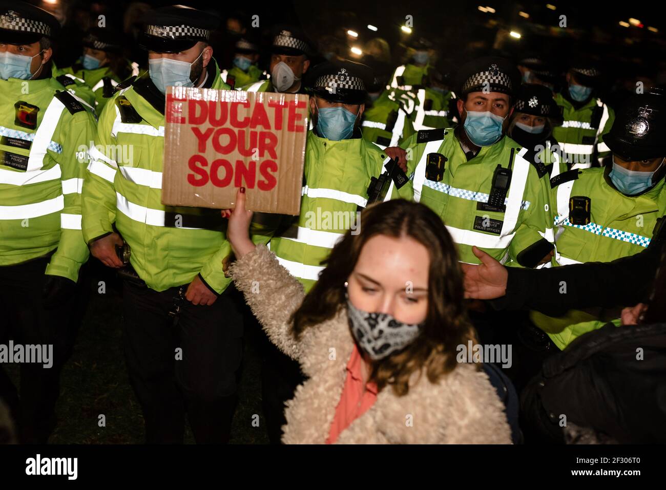 Londres, Royaume-Uni - 13 mars 2021 : veillée pour pleurer Sarah Everard tuant et protestant contre la violence sexuelle. Éduquez vos fils. Banque D'Images