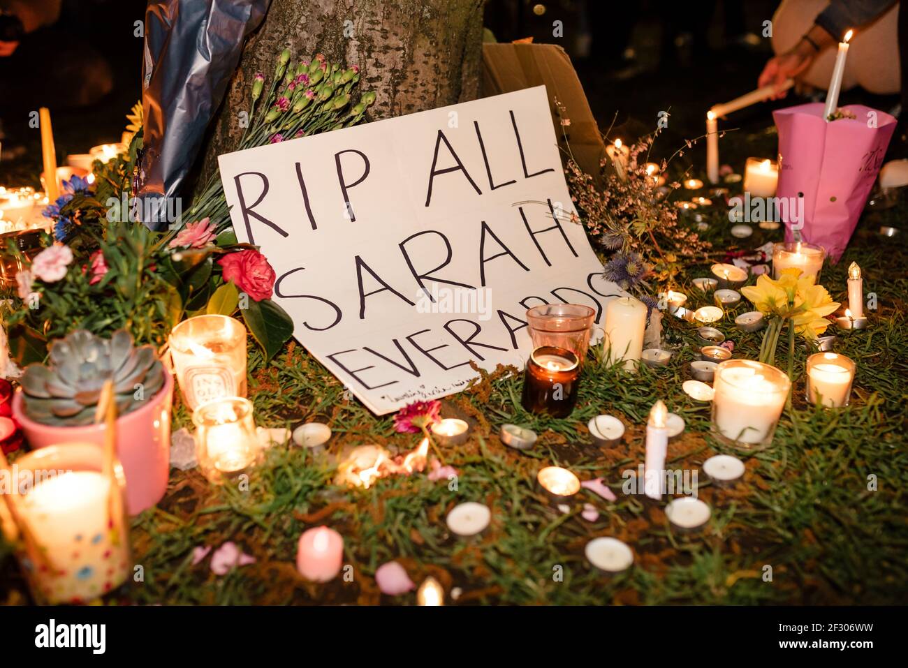 Londres, Royaume-Uni - 13 mars 2021 : veillée pour pleurer Sarah Everard tuant et protestant contre la violence sexuelle. RIP tous Sarah Everards. Banque D'Images
