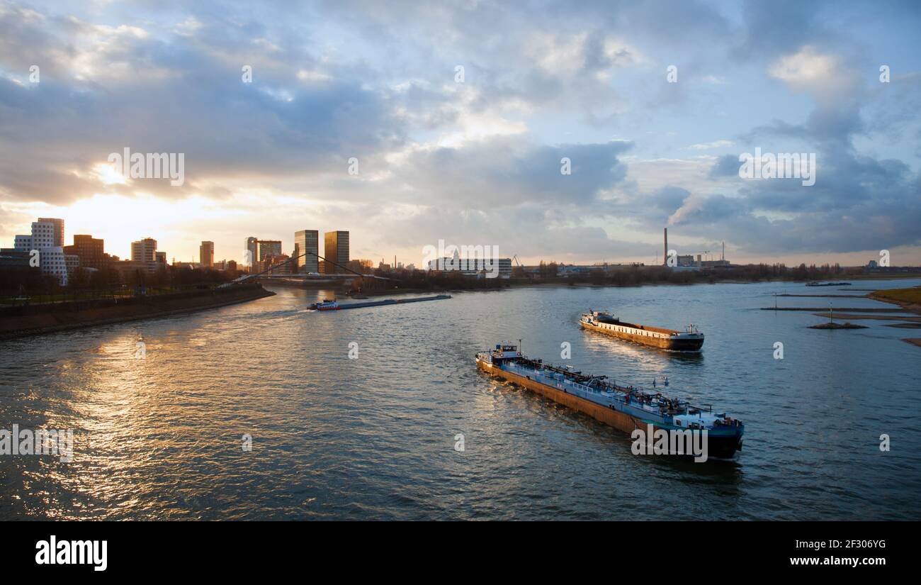 Rheinuferpromenade à Düdsledorf Banque D'Images