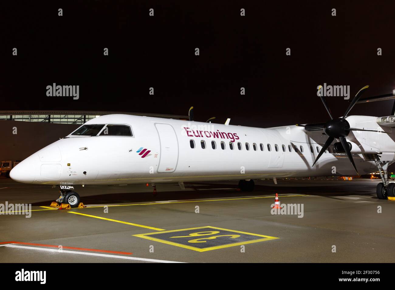 Stuttgart Allemagne 27 Novembre 18 Avion Bombardier Dhc 8 400 Eurowings A L Aeroport De Stuttgart Str En Allemagne Photo Stock Alamy