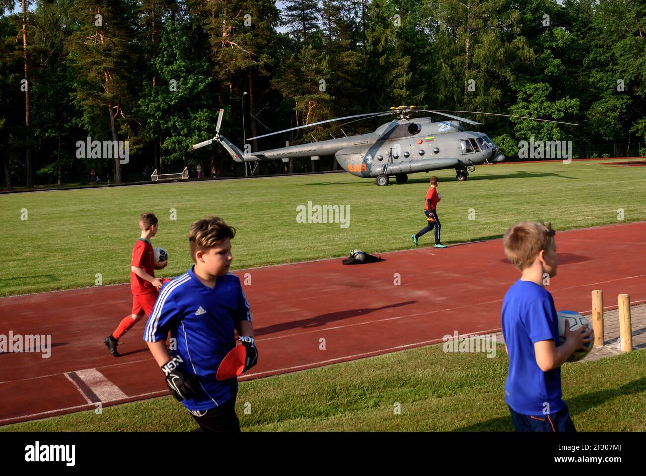 GULBENE, LETTONIE. 15 juin 2020. Photo à mise au point sélective. L'hélicoptère de l'armée de l'air lituanienne a atterri dans un mauvais stade de football. Banque D'Images