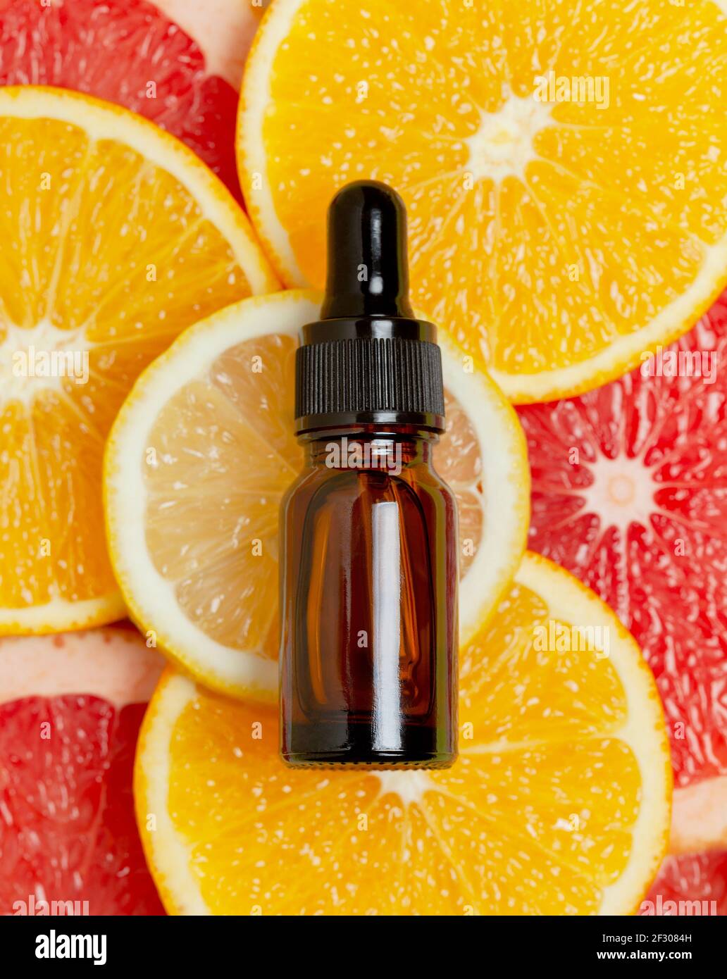 cosmétiques de soin avec vitamine c. bouteille de verre avec un produit cosmétique (sérum, huile essentielle, acide hyaluronique). vue d'en haut Banque D'Images