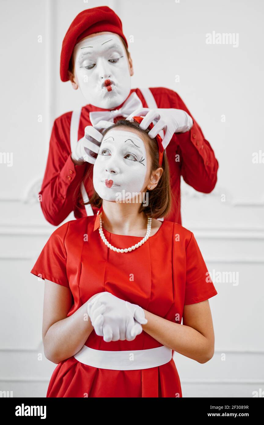 Deux artistes mime avec maquillage visage et main Banque D'Images