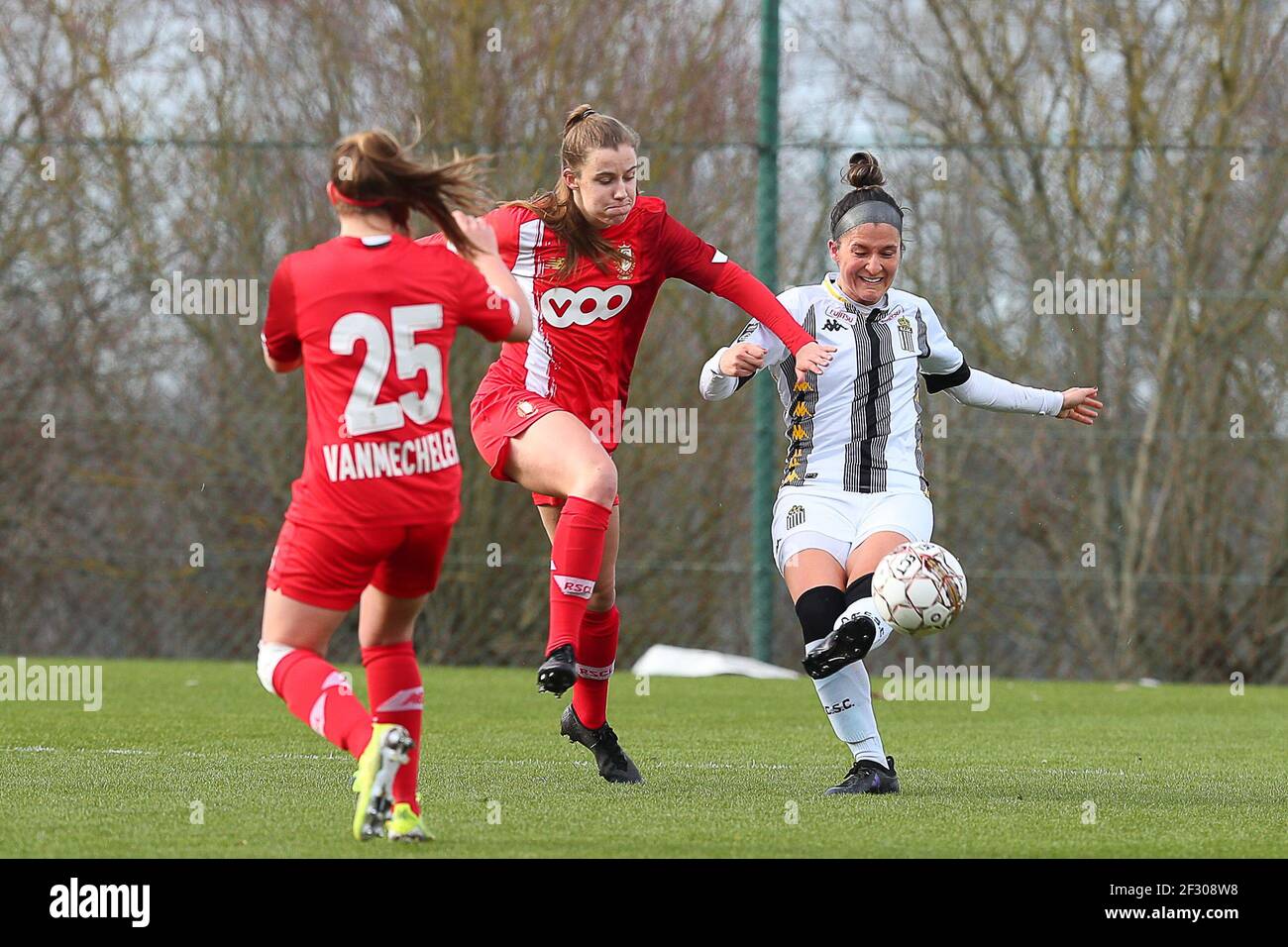 Angleur, Belgique. 13 mars 2021. Sophie Cobussen (22) de Standard et Madison Hudson (8) de Sporting Charleroi en action pendant un match féminin de football entre Standard Femina de Liège et Sporting Charleroi le 16ème jour de la saison 2020 - 2021 de la Super League belge Scooore Womens, samedi 13 février 2021 à Angleur, Belgique . PHOTO SPORTPIX.BE | SPP | SEVIL OKTEM crédit: SPP Sport Press photo. /Alamy Live News Banque D'Images