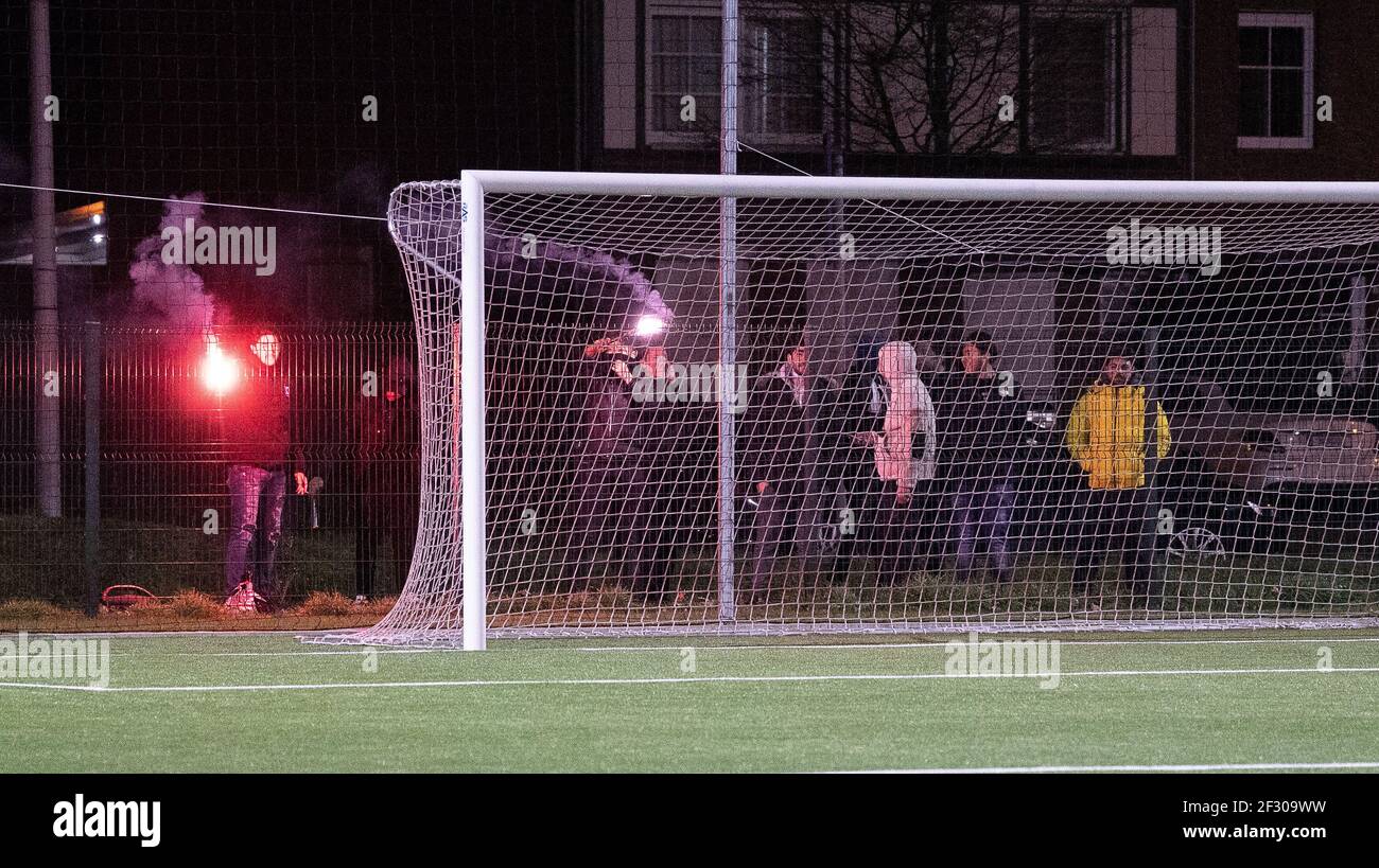 Genk, Belgique. 19 mars 2020. Supporters et fans de Genk photographiés avec des feux d'artifice du bengale lors d'un match de football féminin entre Racing Genk Ladies et RSC Anderlecht le 16 ème jour de match de la saison 2020 - 2021 de la Super League belge Scooore Womens, vendredi 12 mars 2021 à Genk, Belgique . PHOTO SPORTPIX.BE | SPP | JILL DELSOUX crédit: SPP Sport Press photo. /Alamy Live News Banque D'Images