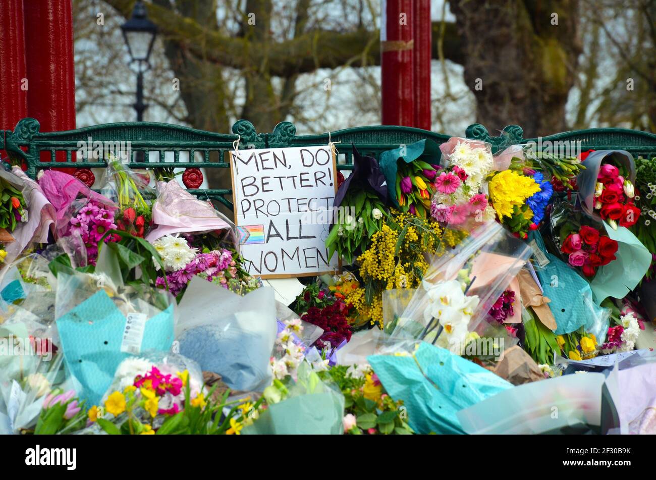 Londres, Royaume-Uni. 14 mars 2021. Hommages à Sarah Everard au kiosque Clapham Common. Credit: JOHNNY ARMSTEAD/Alamy Live News Banque D'Images