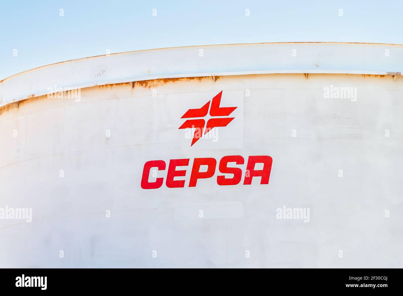 Palos de la Frontera, Huelva, Espagne - 11 mars 2021: Réservoirs de stockage d'Enagas, Empresa Nacional del Gas, est une compagnie de transport de gaz naturel et T Banque D'Images