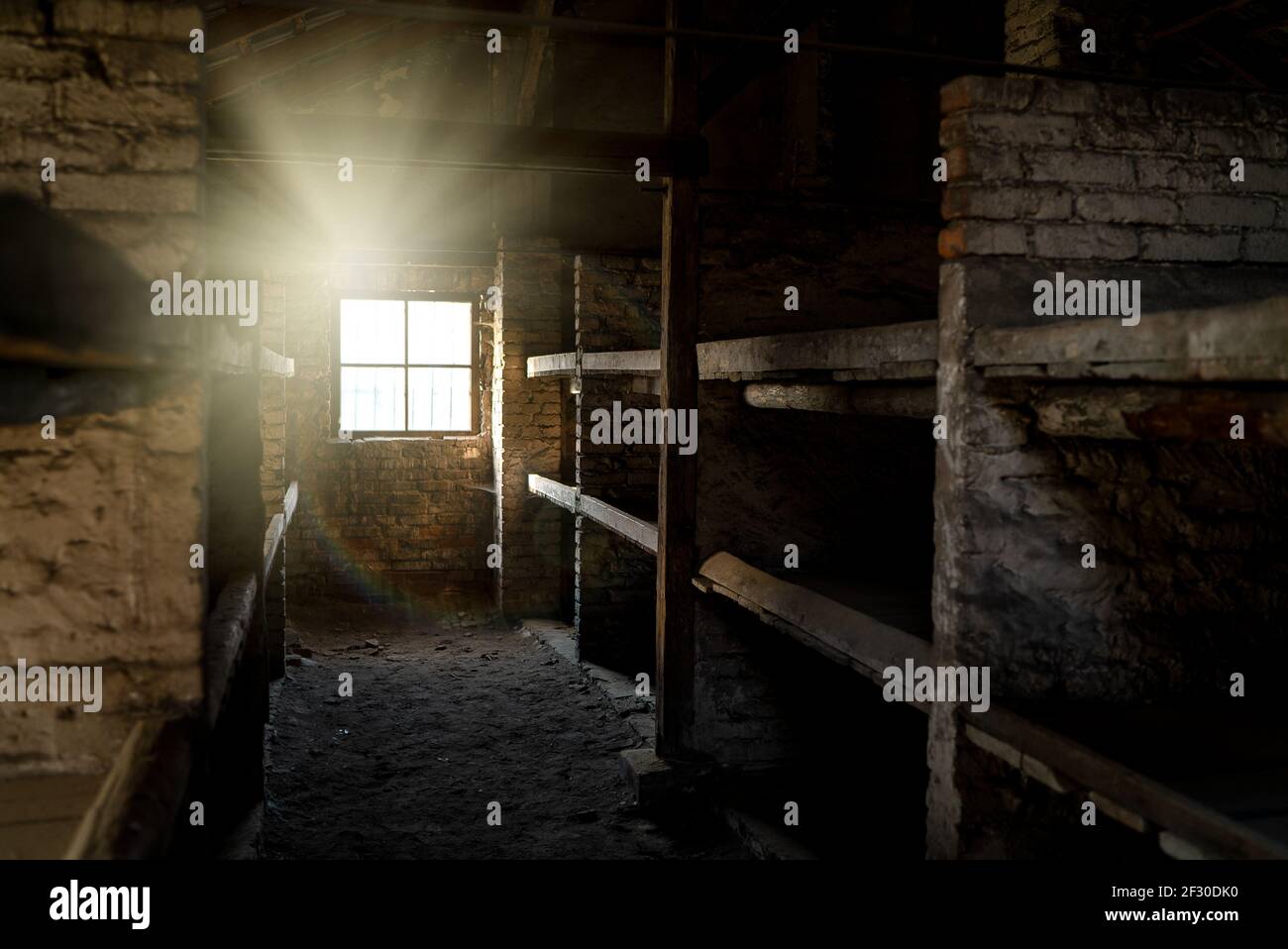 Camp de la mort de concentration sombre éerie en bois lit superposé casernes rayons lumineux brillant à travers la fenêtre. Les logements de couchage du camp d'extermination ont abandonné la créepy Banque D'Images