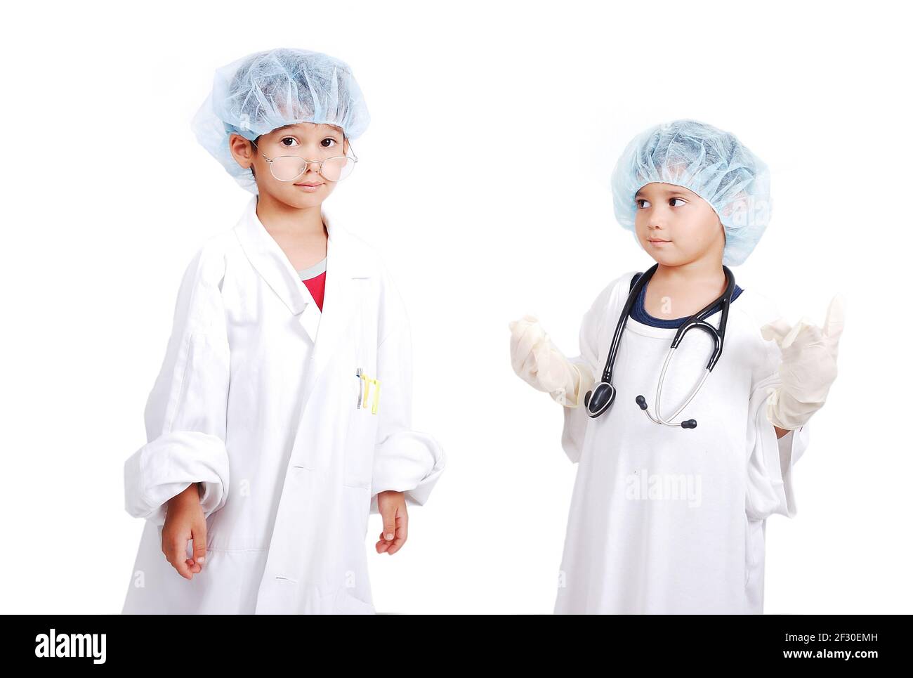 Deux enfants très mignons dans des vêtements blancs d'hôpital Banque D'Images