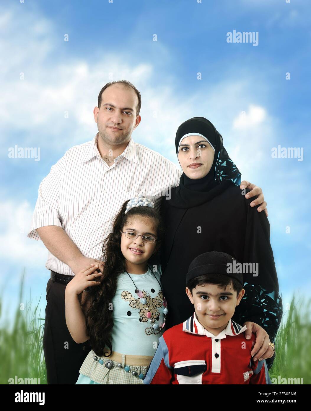 Famille arabe musulmane de quatre membres en plein air Banque D'Images