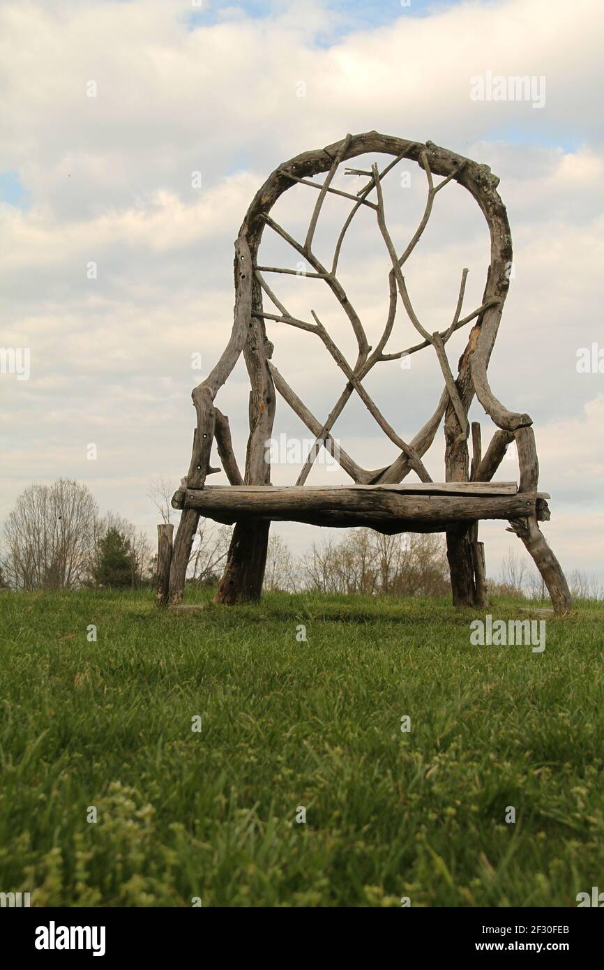 Très grande chaise en bois décorant le Boxerwood nature Center et Woodland Gardens à Lexington, va, Etats-Unis. Banque D'Images