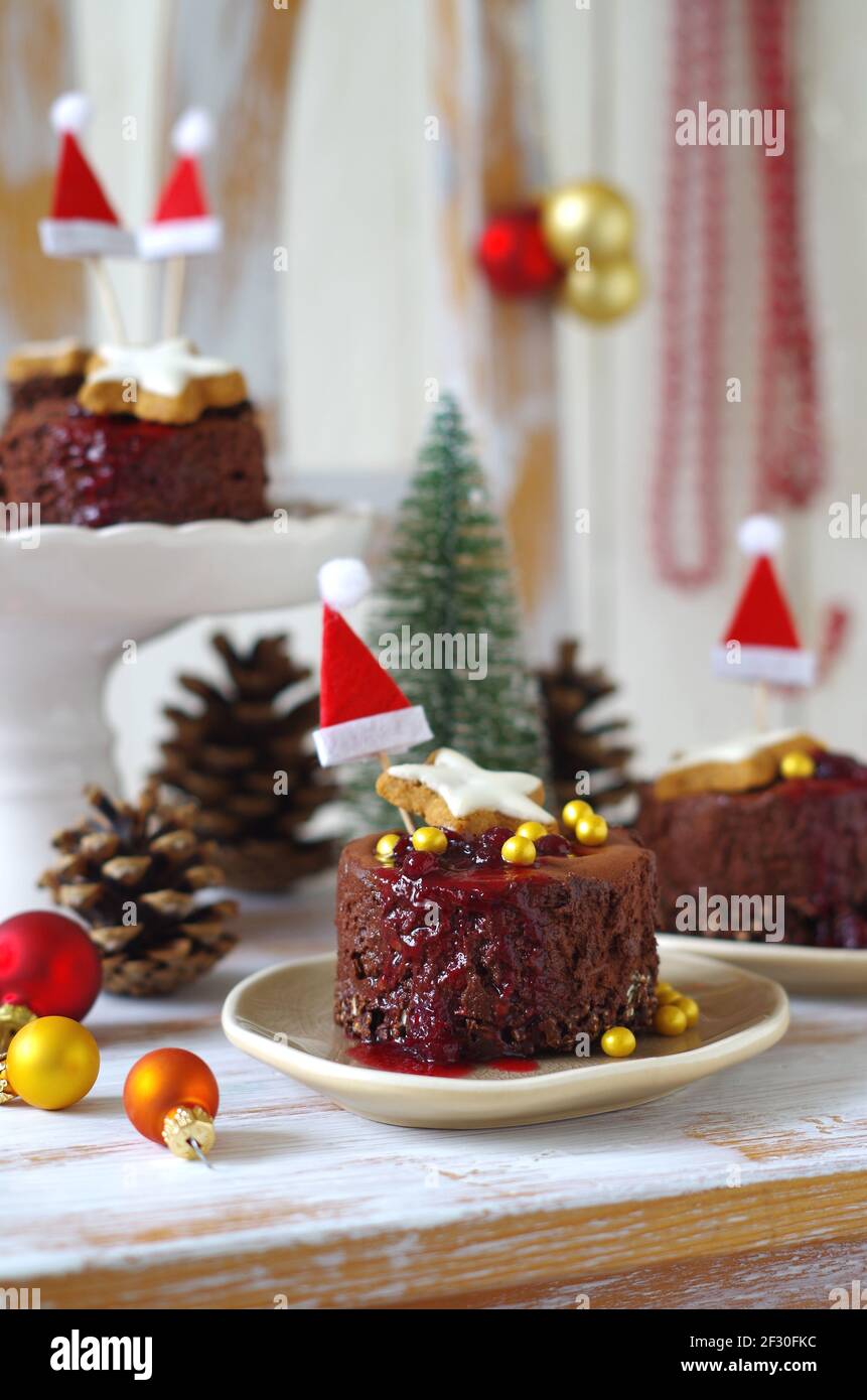 Petit Gateau A La Mousse Au Chocolat Avec Base De Flocons D Avoine Au Chocolat Et Granberry Sauce Photo Stock Alamy