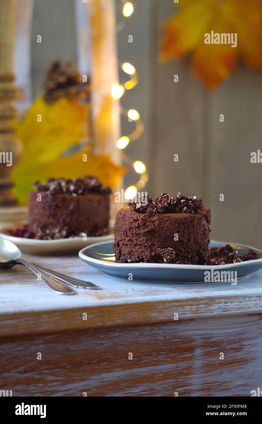 Petit Gateau A La Mousse Au Chocolat Avec Base De Flocons D Avoine Au Chocolat Et Granberry Sauce Photo Stock Alamy Petit Gateau A La Mousse Au Chocolat Avec Base De Flocons D Avoine Au Chocolat Et Granberry Sauce Photo Stock Alamy