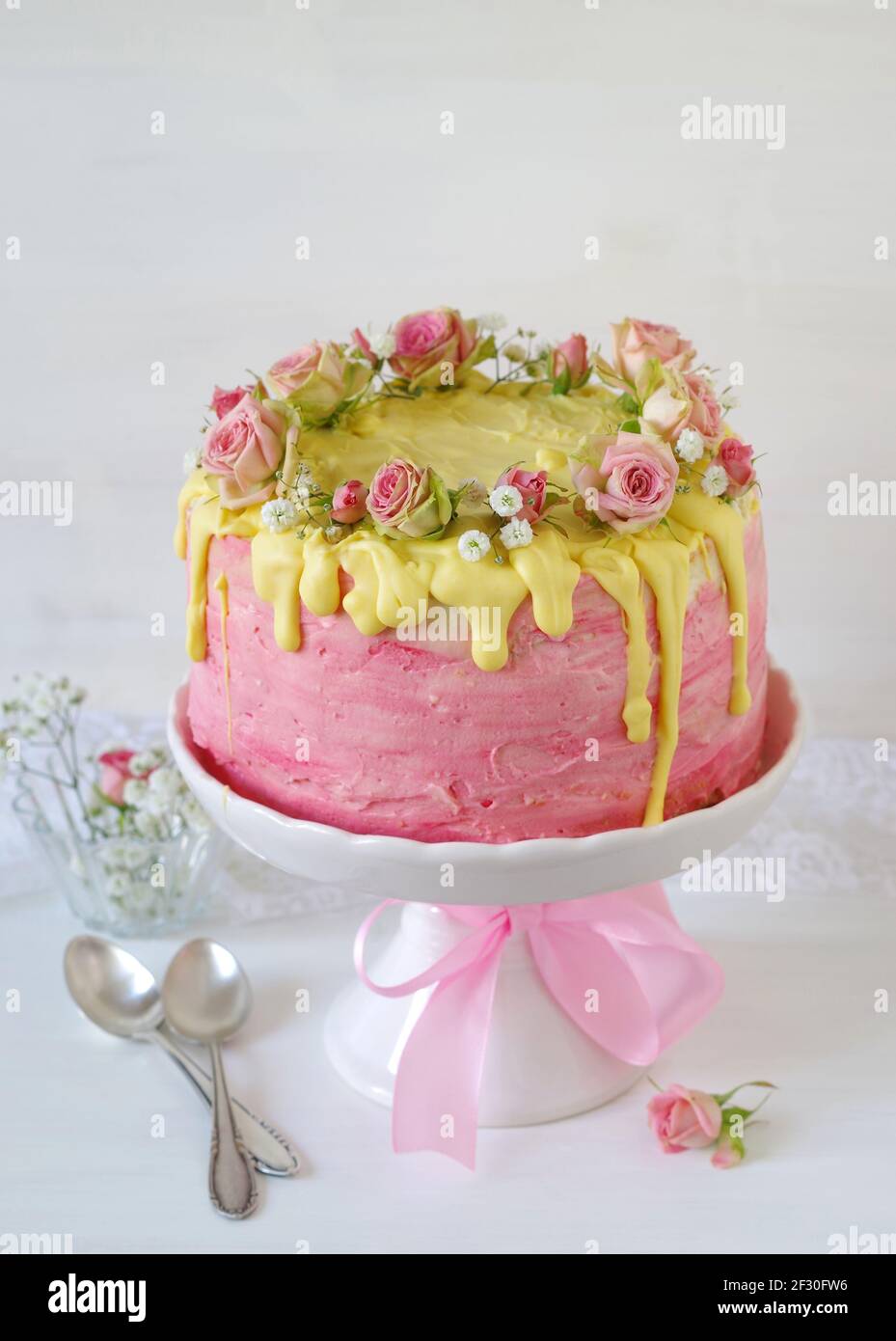 Gateau De Fete A La Creme De Beurre Rose Aux Fraises Avec Glacage Au Chocolat Jaune Et Roses Photo Stock Alamy
