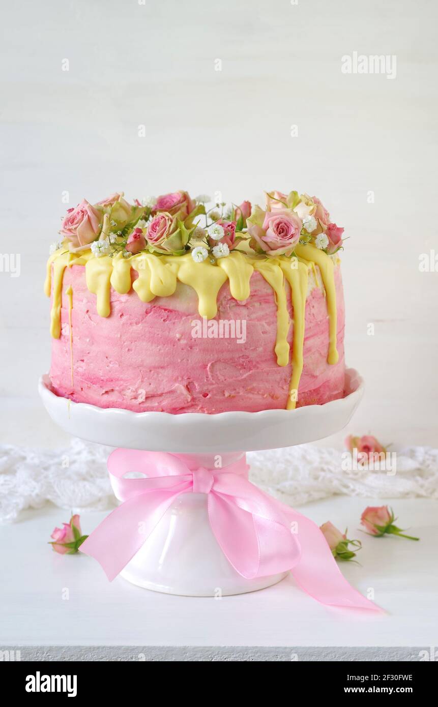 Gateau De Fete A La Creme De Beurre Rose Aux Fraises Avec Glacage Au Chocolat Jaune Et Roses Photo Stock Alamy