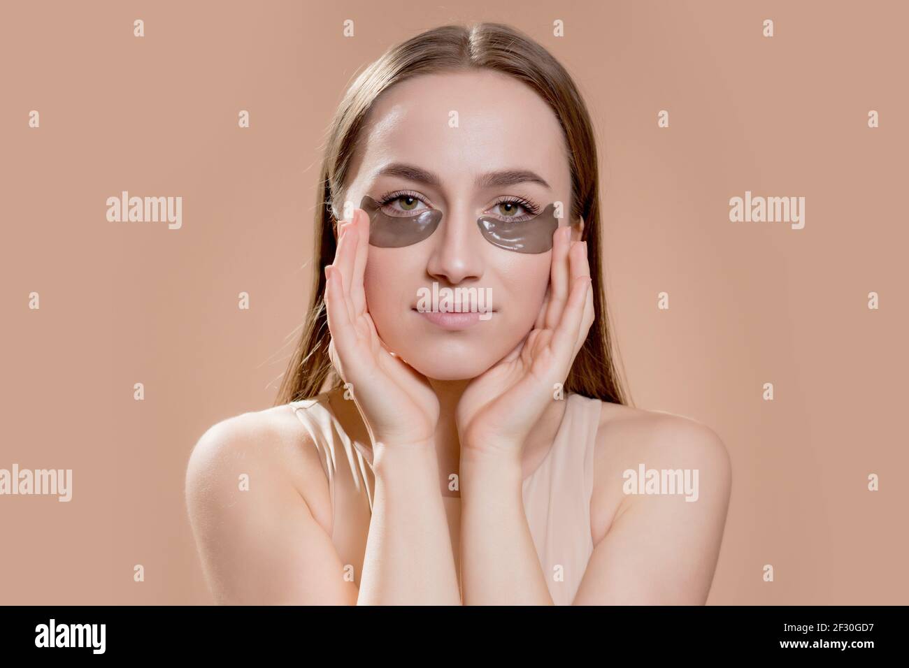 Patch pour les yeux, belle femme avec maquillage naturel et gel hydro noir des yeux patchs sur la peau du visage. Banque D'Images