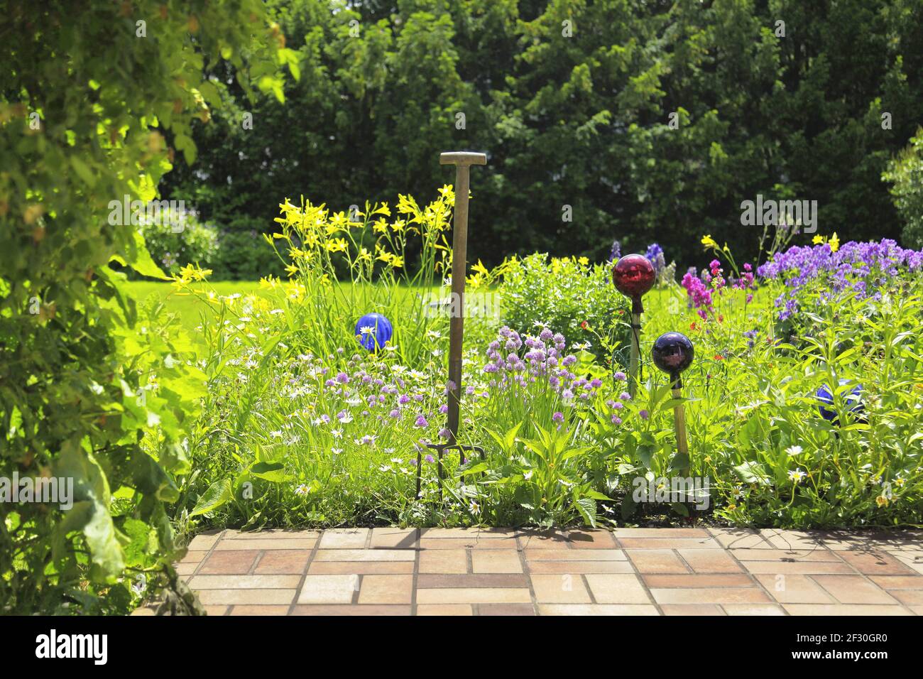Beaux jardins bien entretenus avec des fleurs colorées Banque D'Images